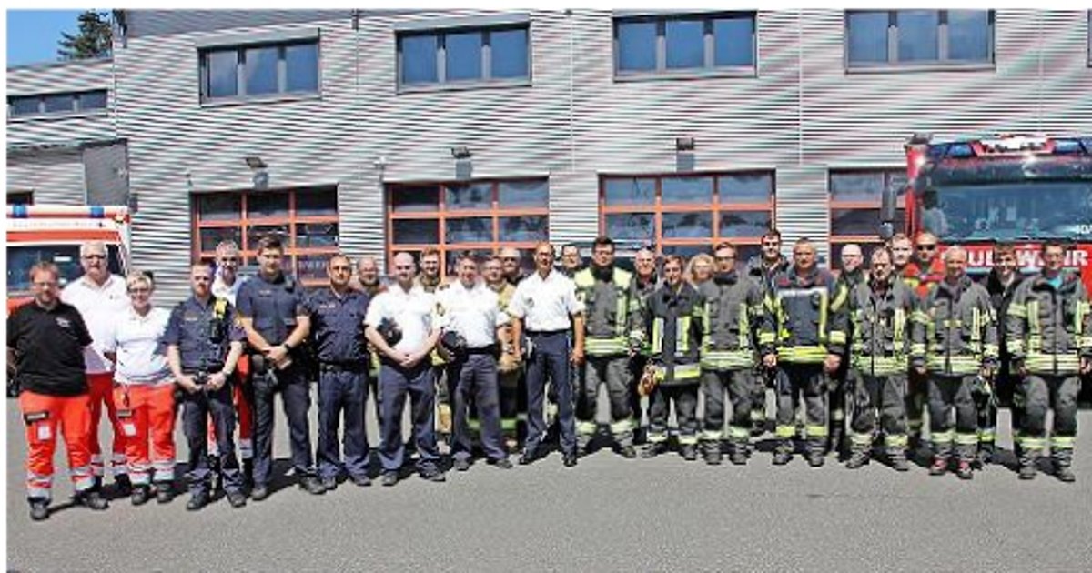 Das Foto zeigt viele freiwillige Helfer des BRK und der Feuerwehr sowie Bedienstete der PI Ludwigsstadt