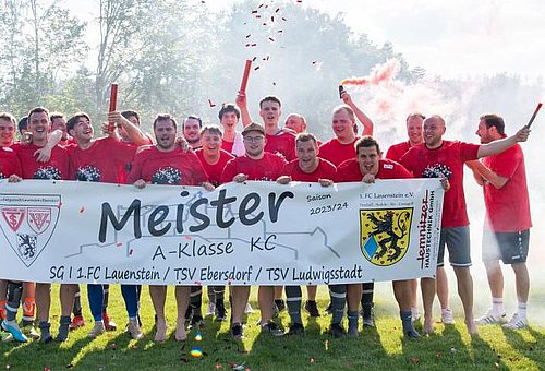 Das Foto zeigt die Fußballmannschaft der SG Lauenstein-Ebersdorf-Ludwigsstadt mit einem Banner "Meister"