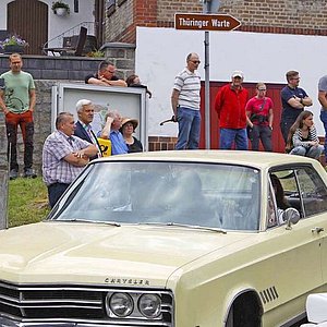 Auf dem Foto ist ein alter Chrysler - Limousine zu sehen.
