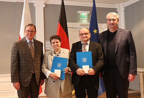 Das Foto zeigt von links nach rechts Ministerpräsident Bodo Ramelow, Antje und Dieter Nagel mit ihrer Auszeichnung und ganz rechts Landrat Marko Wolfram (Saalfeld-Rudolstadt)