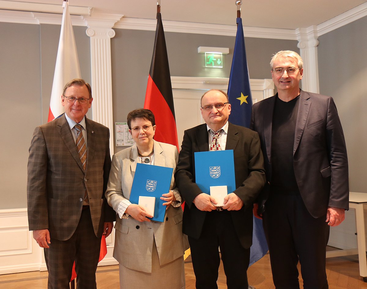 Das Foto zeigt von links nach rechts Ministerpräsident Bodo Ramelow, Antje und Dieter Nagel mit ihrer Auszeichnung und ganz rechts Landrat Marko Wolfram (Saalfeld-Rudolstadt)
