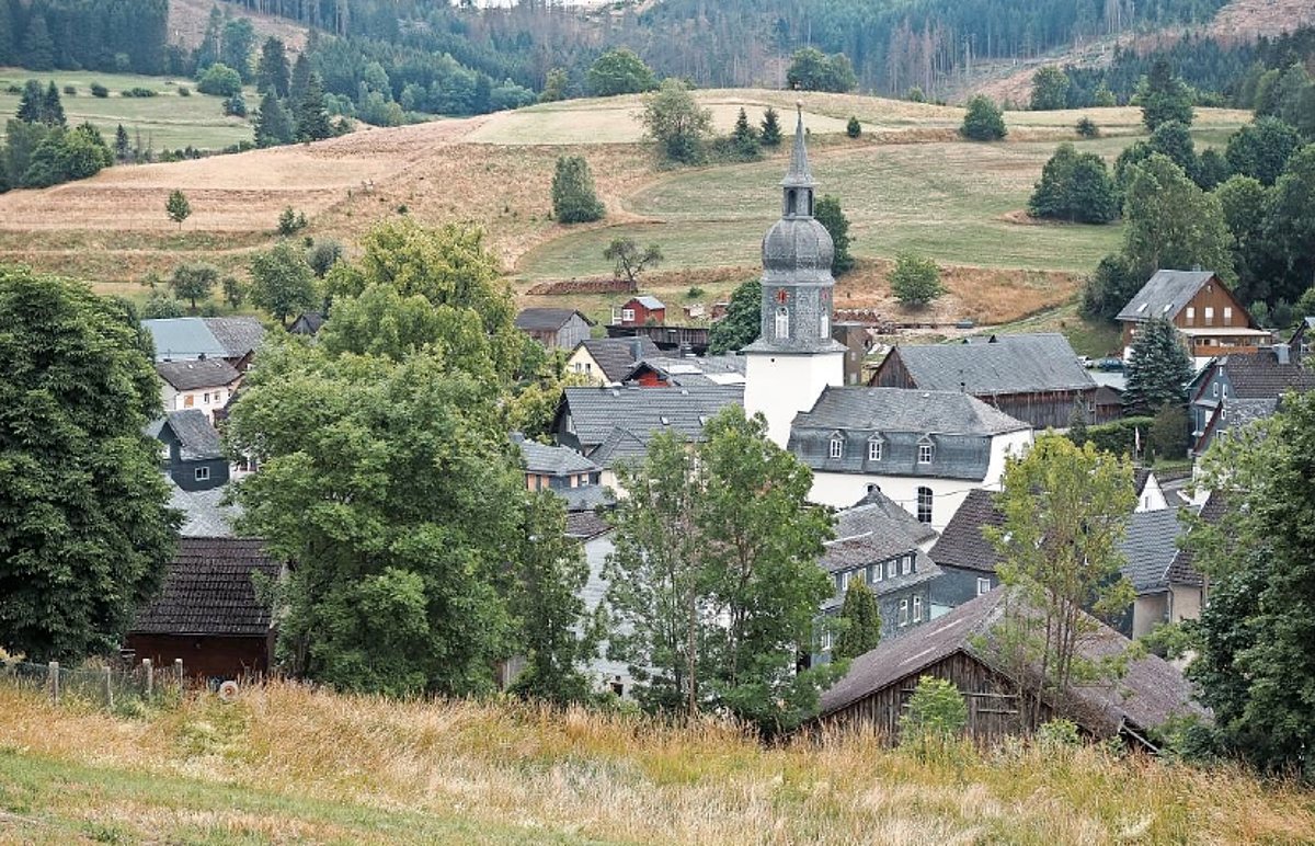 Das Foto zeigt den Blick auf Ebersdorf mit Kirche