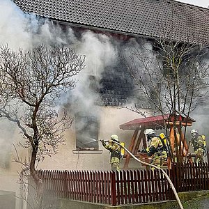 Zu sehen ist das brennenden Haus in Steinbach a. d. Haide mit sehr starker Rauchentwicklung.