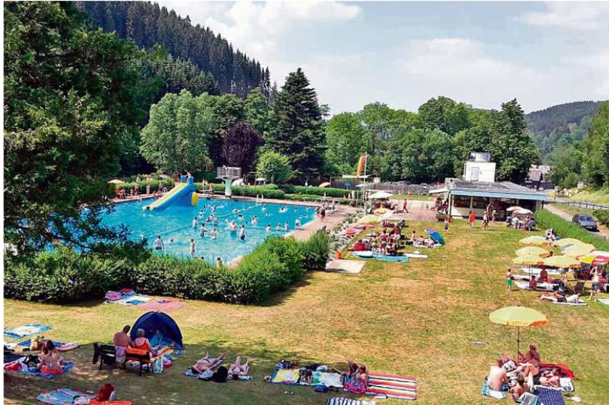 Das Foto zeigt das Ludwigsstädter Freibad bei herrlichem Wetter mit vielen Badegästen und mit Wasser gefülltem Becken.