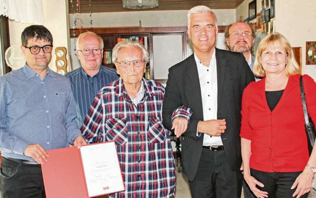 Das Foto zeigt eine Gruppe von 6 Personen, in der Mitte der Geehrte, rechts daneben im Anzug Bürgermeister Timo Ehrhardt