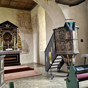 Auf dem Bild sind Altar und Fresken in der Kirche Steinbach an der Haide zu sehen. 