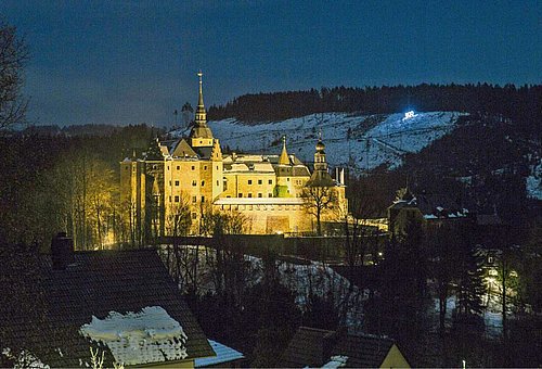 Das Bild zeigt die angestrahlte Burg Lauenstein.
