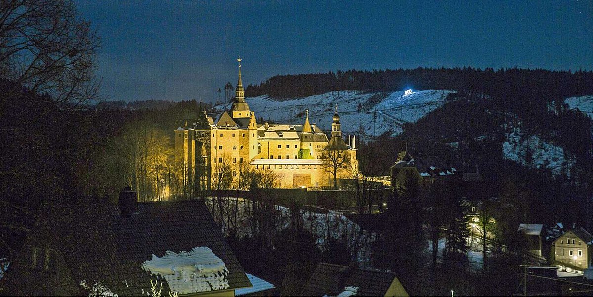 Das Bild zeigt die angestrahlte Burg Lauenstein.