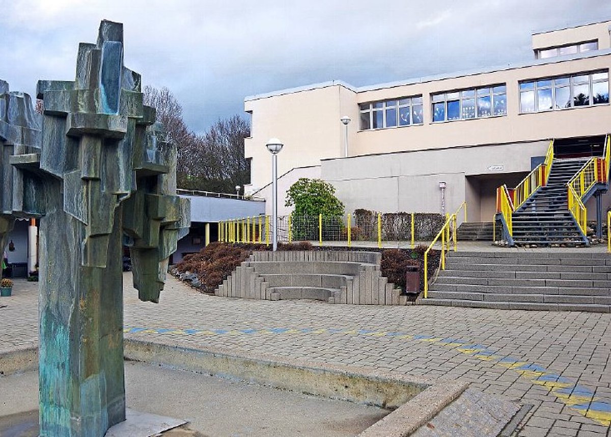 Das Foto zeigt den Eingangsbereich der Grundschule Ludwigsstadt mit dem Brunnen.