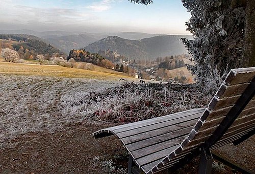 Sitzbank mit der Burg Lauenstein im Hintergrund