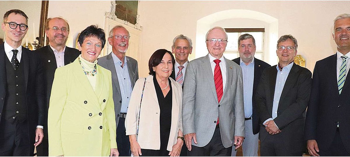 Eine Gruppe von Frauen und Männern mit Dr. Heinz köhler in der Mitte des Bildes.