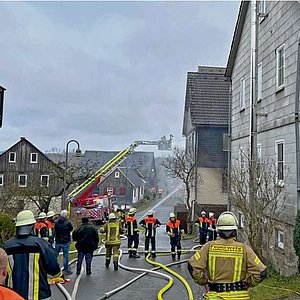 Viele Feuerwehrleute sind mit Löscharbeiten beschäftigt.