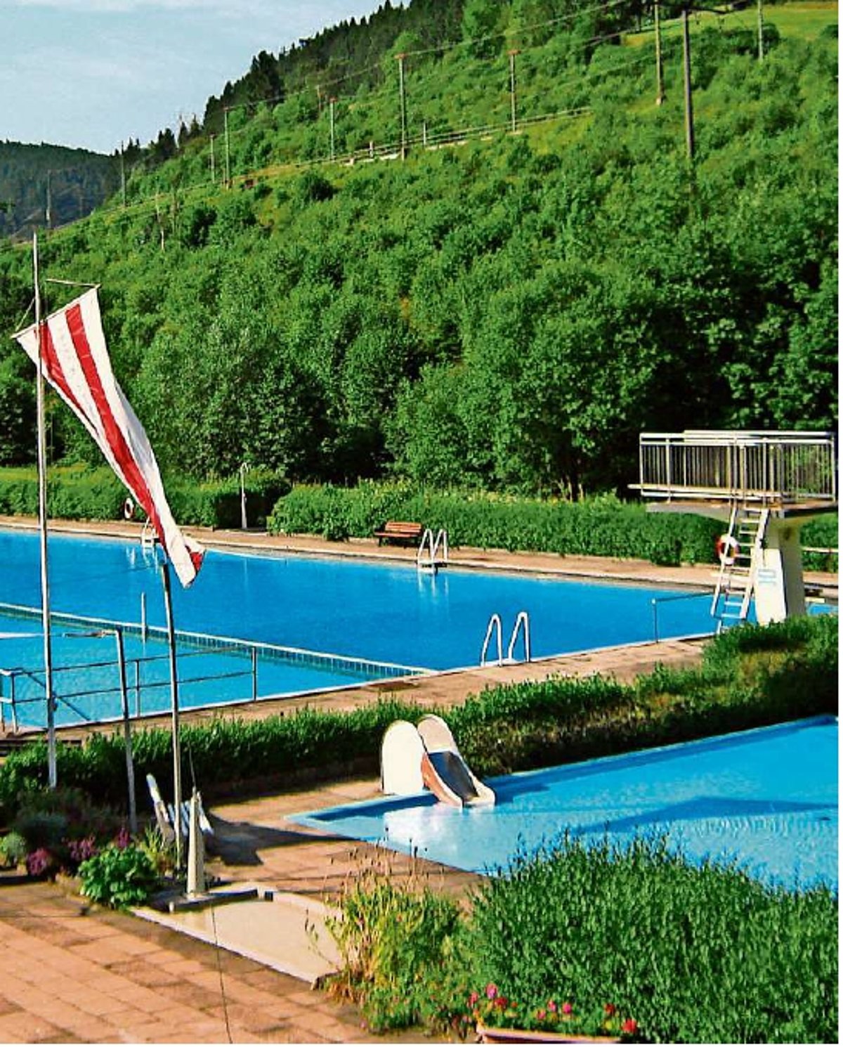 Das Foto zeigt das leere Ludwigsstädter Schwimmbad