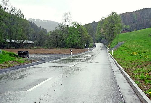 Das Bild zeigt die neu gebaute Straße von Ebersdorf in Richtung Rennsteig