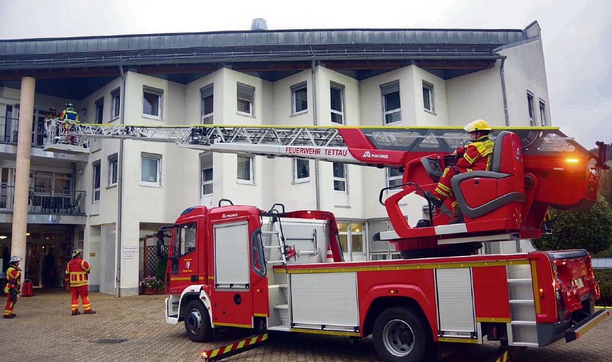 Das Foto zeigt eine Feuerwehr mit ausgefahrener Drehleiter am Seniorenheim in Ludwigsstadt.