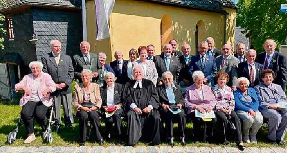 Das Foto zeigt die Jubelkonfirmanden vor der Kirche in Steinbach an der Haide. Sie haben sich in drei Reihen aufgestellt, wobei die erste Reihe sitzt. Sie schauen alle in die Kamera.