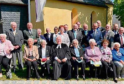 Das Foto zeigt die Jubelkonfirmanden vor der Kirche in Steinbach an der Haide. Sie haben sich in drei Reihen aufgestellt, wobei die erste Reihe sitzt. Sie schauen alle in die Kamera.