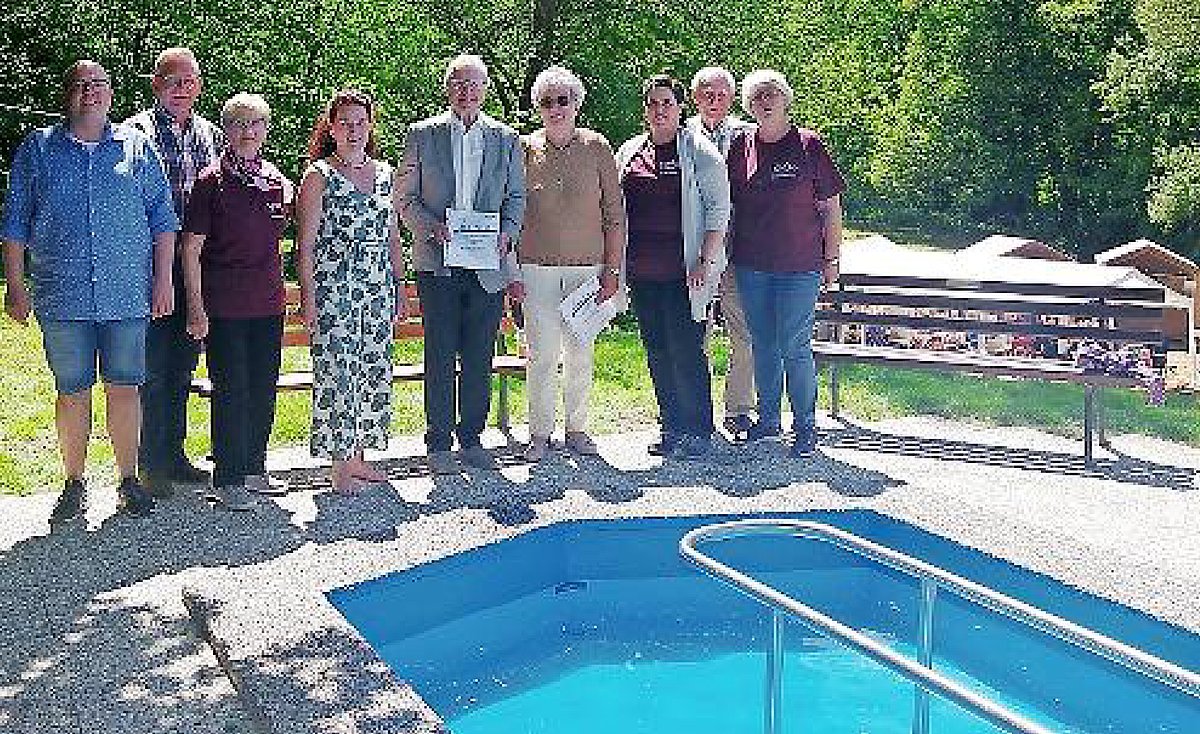 Das Bild zeigt eine Gruppe von Menschen, die an einem Kneipp-Becken stehen und in die Kamera schauen. Darunter auch der Alt-Landrat Heinz Köhler, der dritte Bürgermeister der Stadt Ludwigsstadt Thomas Rebhan und Vereinsmitglieder.