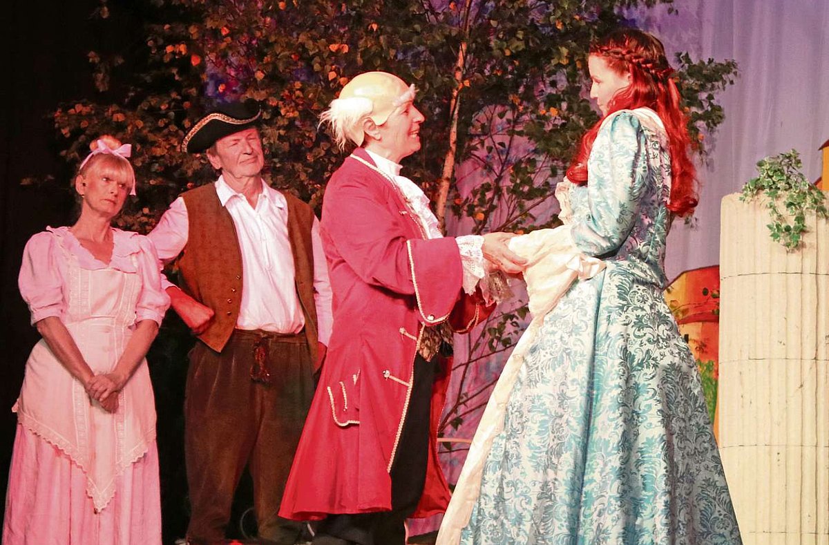 Auf dem Foto sind vier Personen je zu einem Paar als Ausschnitt einer Theateraufführung.