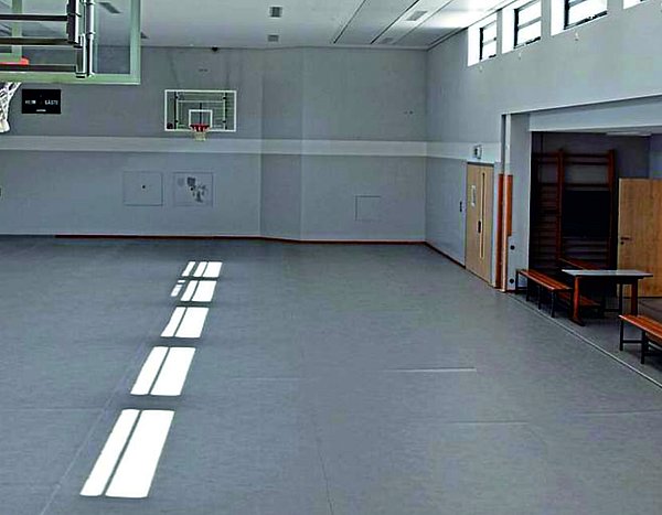 Ein Blick in die leere neu renovierte Hermann-Söllner-Halle von der Bühne aus.
