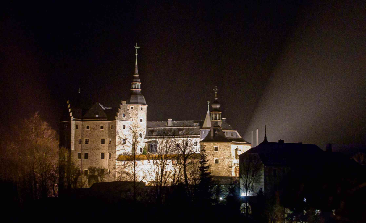 Das Foto zeigt die angeleuchtete Burg Lauenstein in der Nacht. 